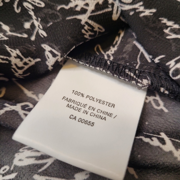 2/$30 🌻 | Reitmans | Script Patterned Blouse - Picture 15 of 16